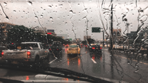 10 Dicas para dirigir sob chuva